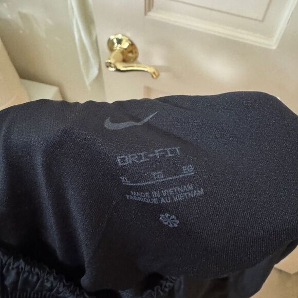 Women’s Nike Dri-Fit Shorts XL - Picture 3 of 3